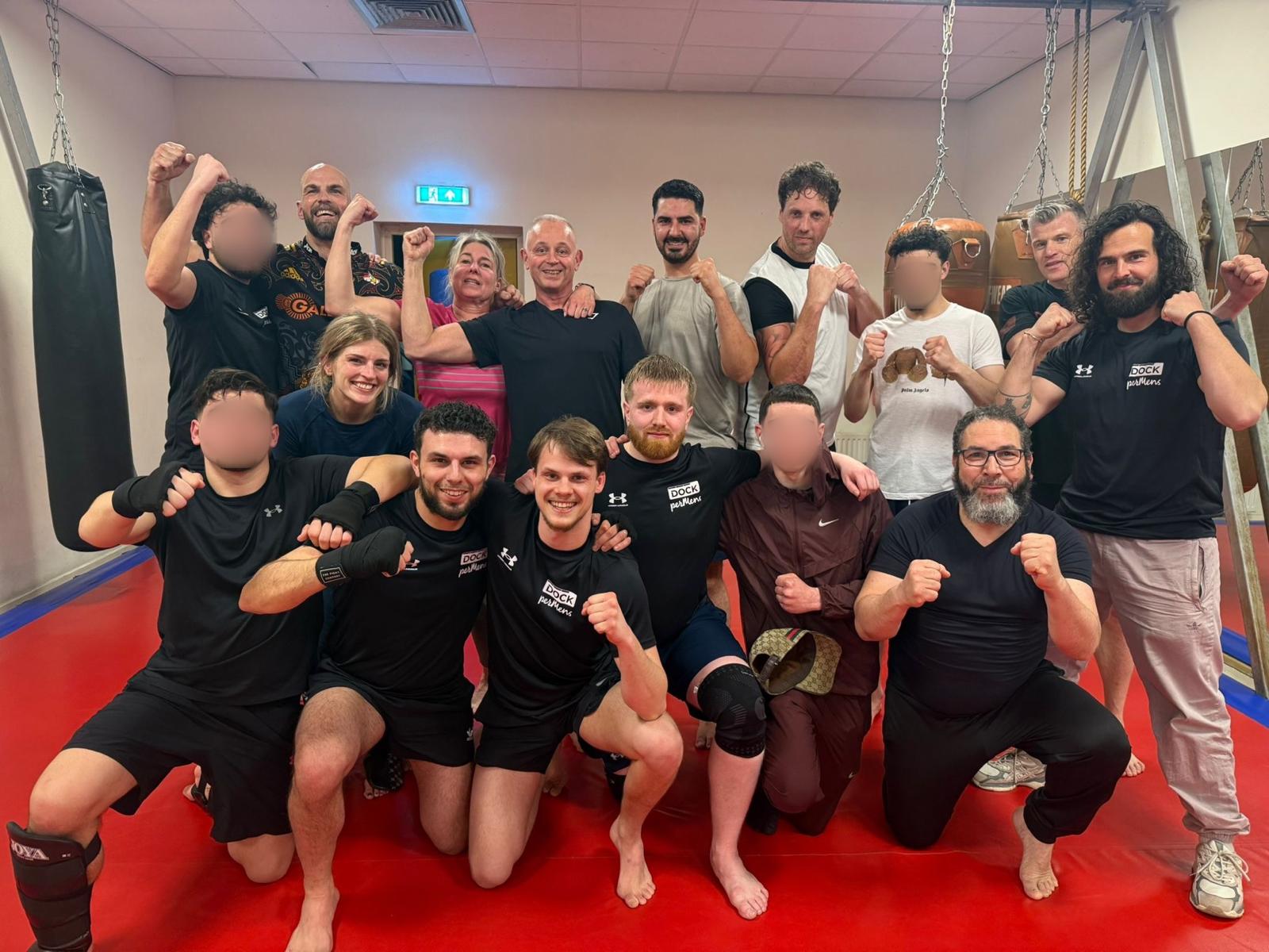 Jongeren uit Westerpark geven kickboksles aan politie