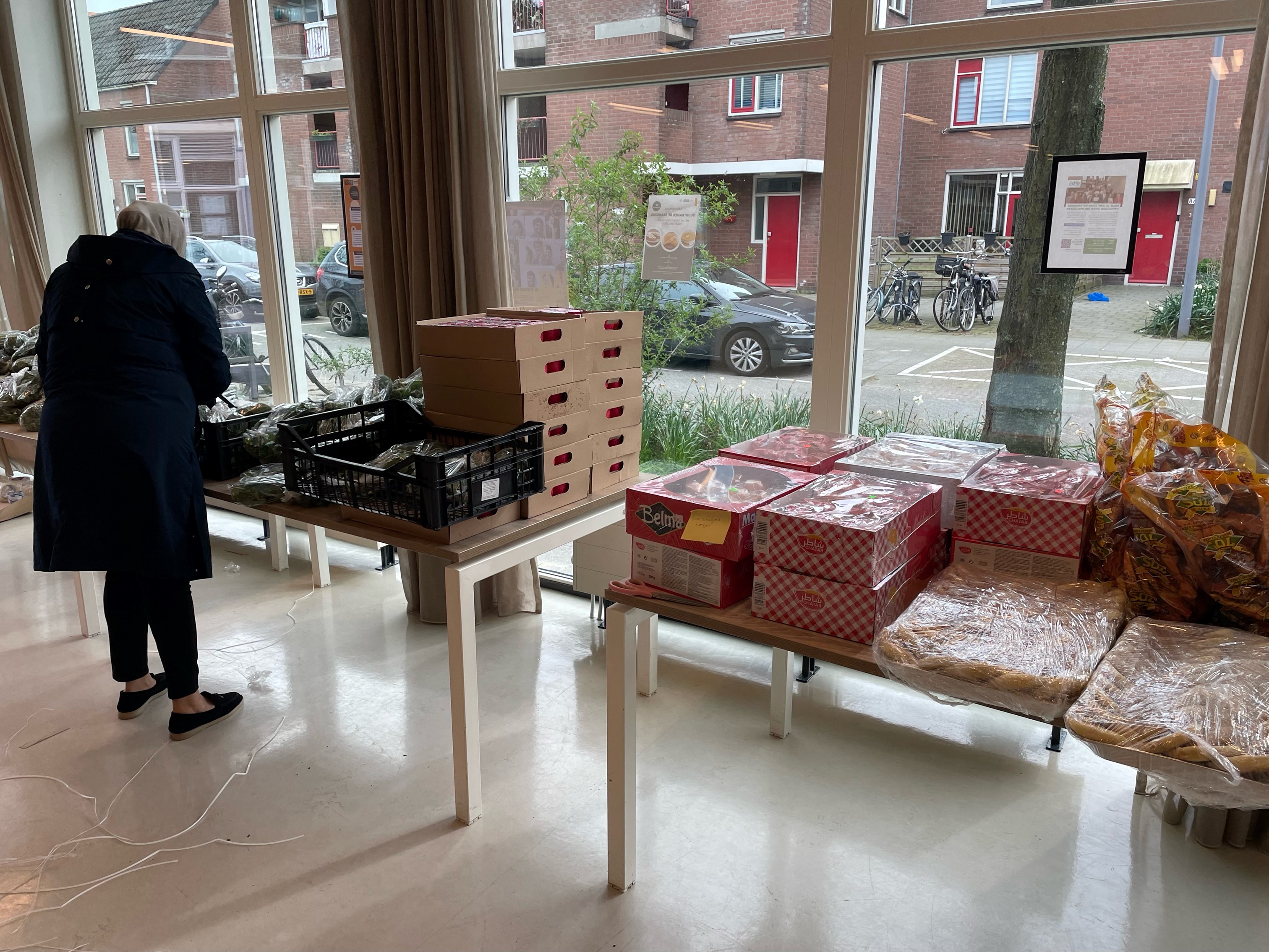 Rotterdammers maken Iftar maaltijdpakketten voor gedetineerden