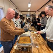Iedereen aan tafel: zo beleefden de wijken in Zaanstad de Iftar-maaltijden