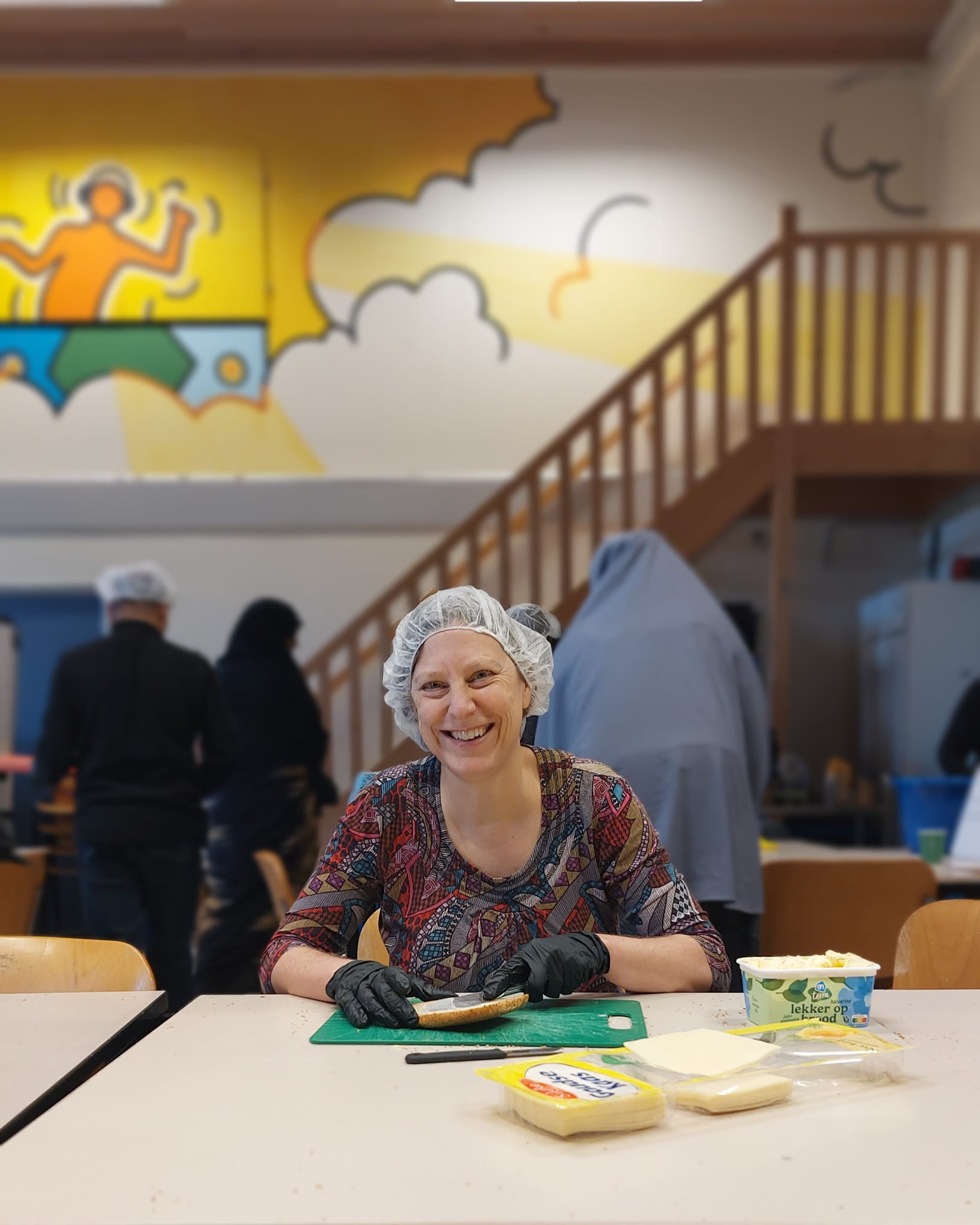 Wethouder Natasja Groothuismink smeert enthousiast mee bij Broodjesfabriek