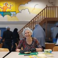 Wethouder Natasja Groothuismink smeert enthousiast mee bij Broodjesfabriek