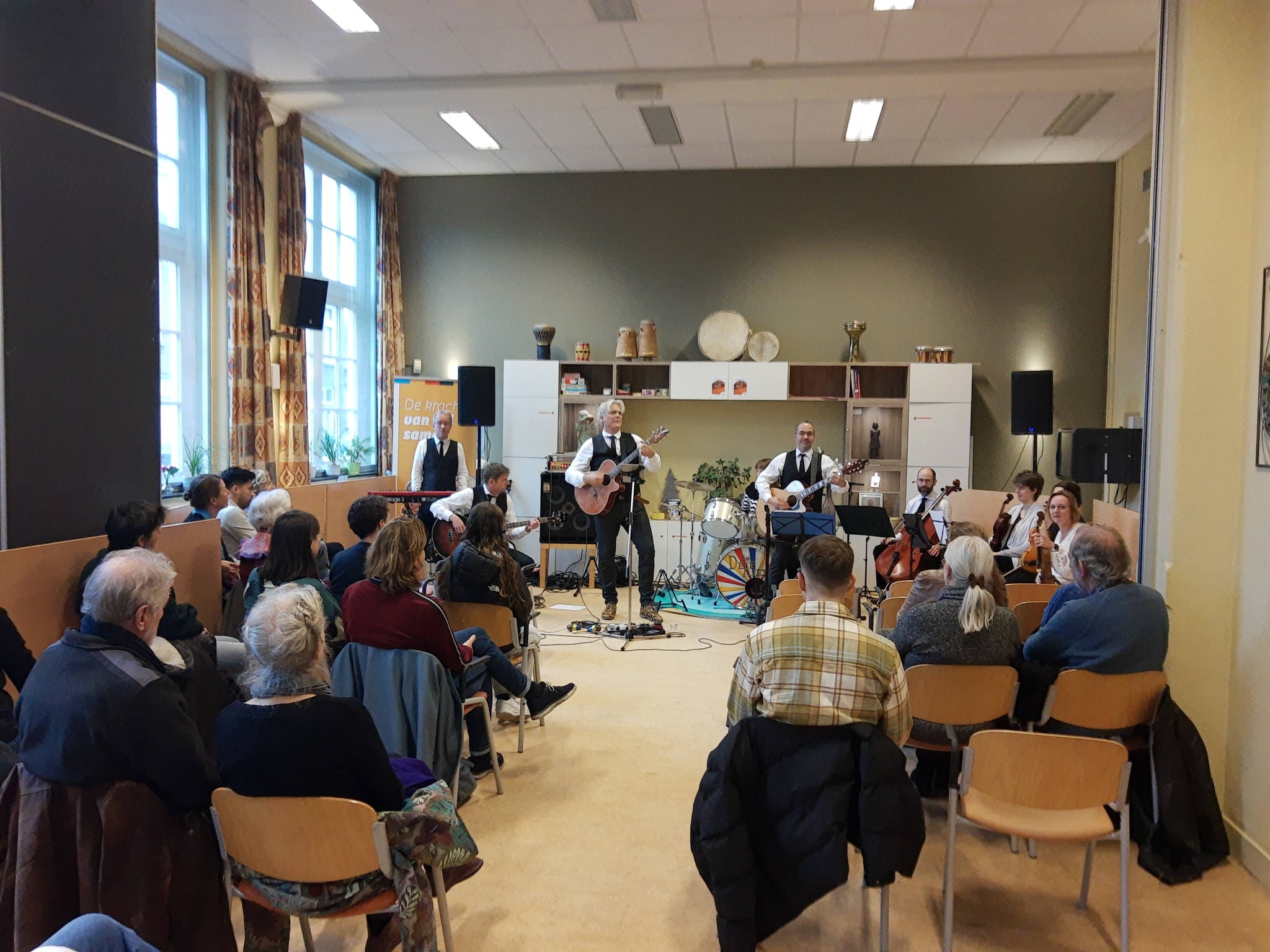 Muziekband The Deaf Aids kwam een middagje ‘gluren’ bij Buurtcentrum ROSA in Utrecht