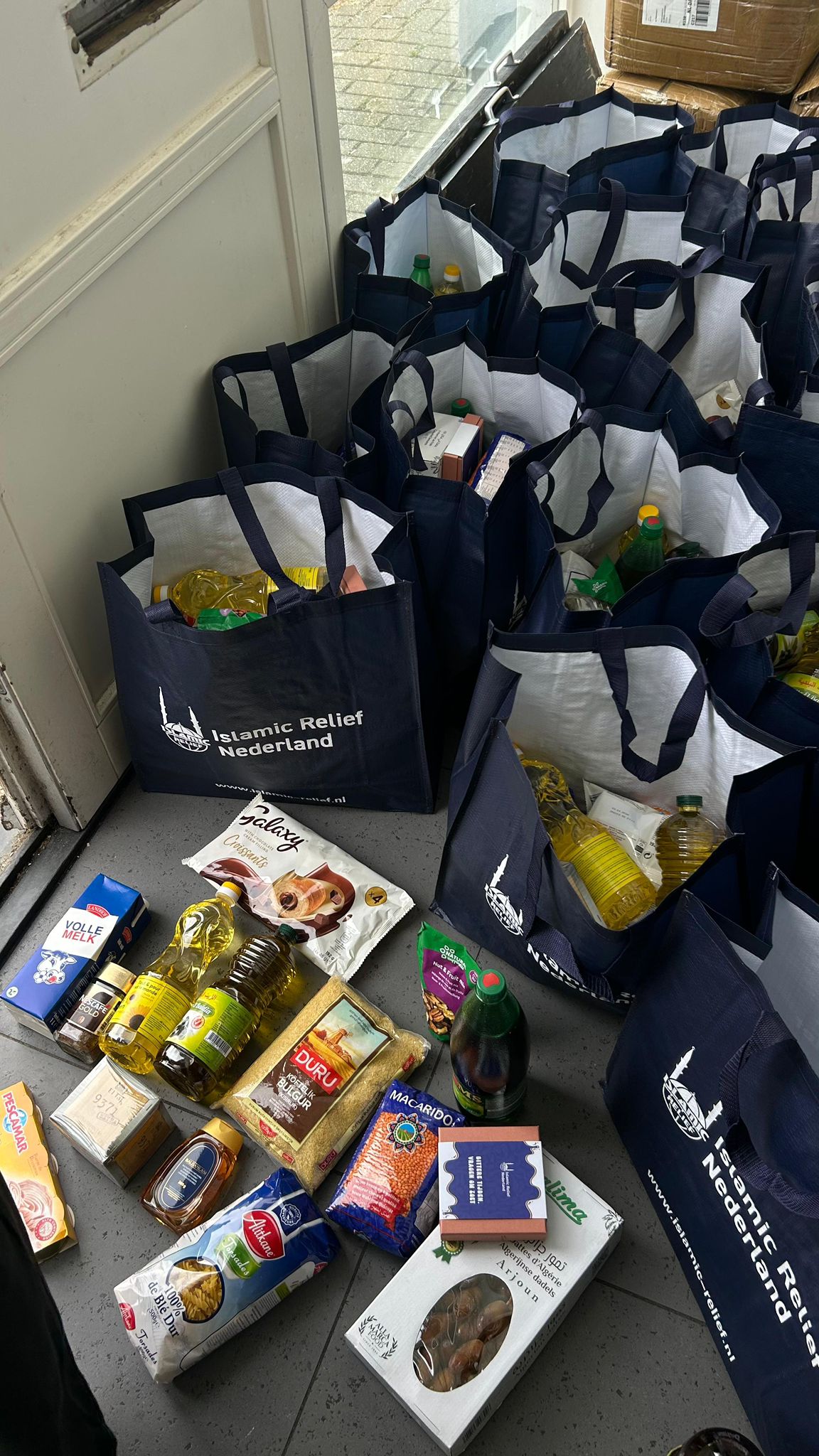 Jongeren delen voedselpakketten uit tijdens Ramadan