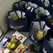 Jongeren delen voedselpakketten uit tijdens Ramadan