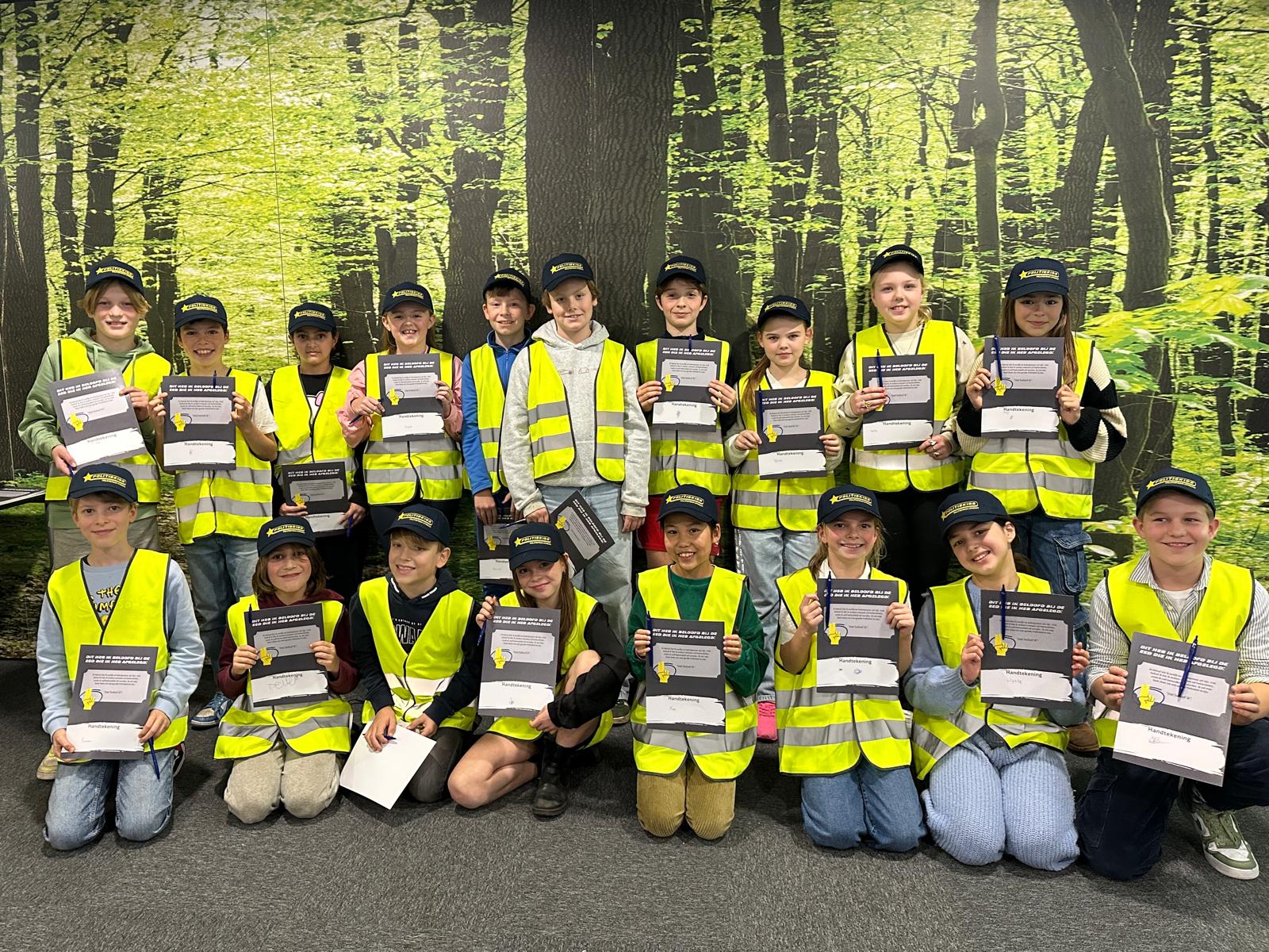 17 kinderen krijgen diploma na afronding Politiekids in Utrecht Oost