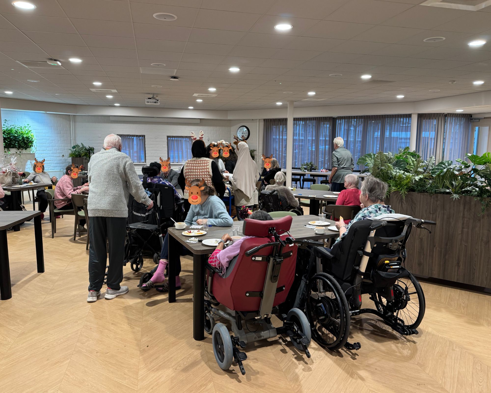 Van Beuningenplein Girlz bezorgen ouderen een mooie middag