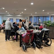 Van Beuningenplein Girlz bezorgen ouderen een mooie middag