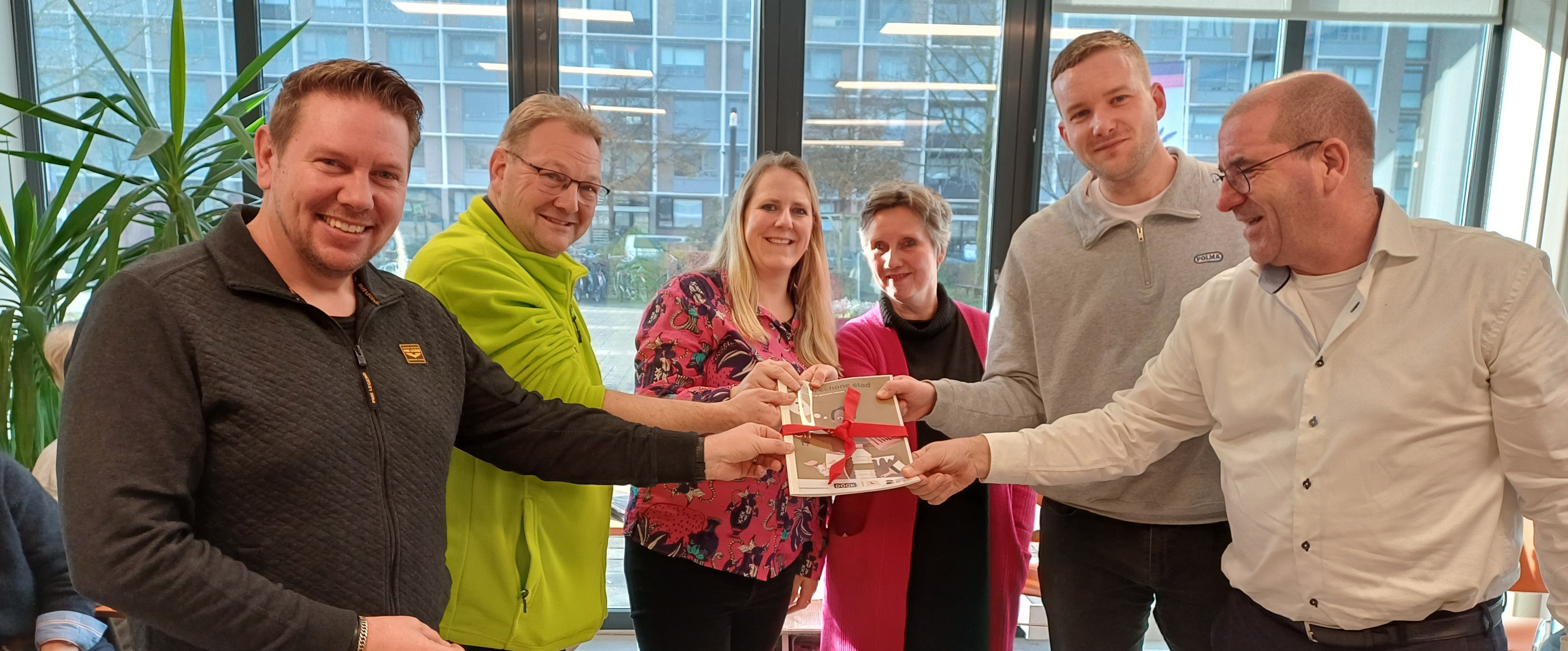 Samen werken aan een schoner Utrecht: Afval-lesbrief feestelijk overhandigd