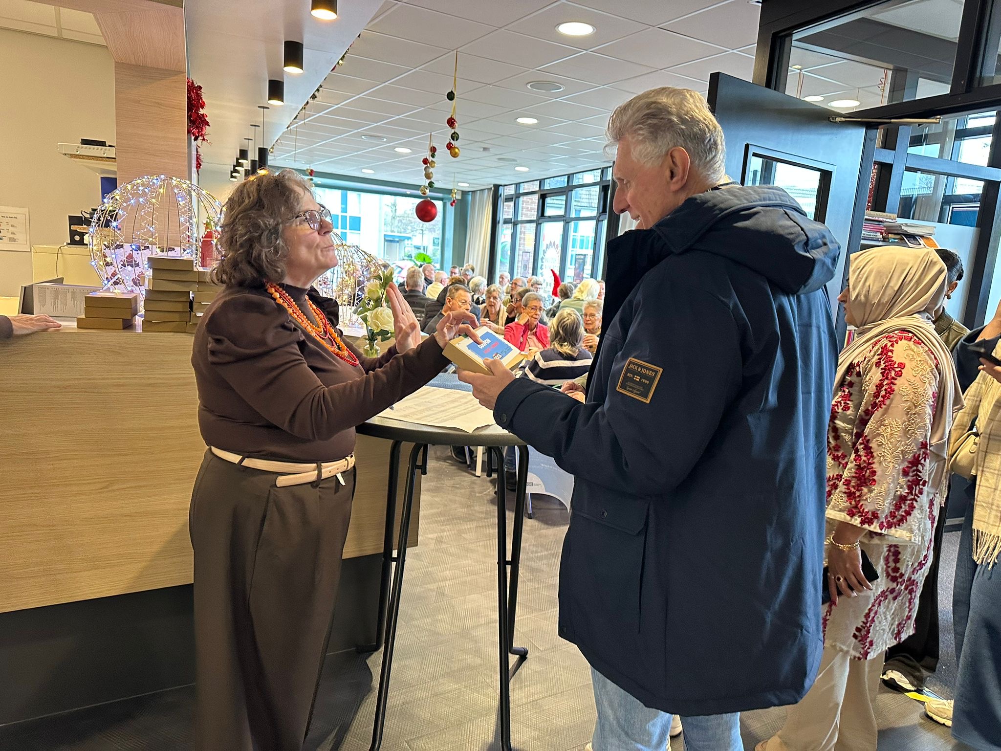 Feestelijke waardering voor vrijwilligers in Hoogvliet, Rotterdam op de Dag van de Vrijwilliger