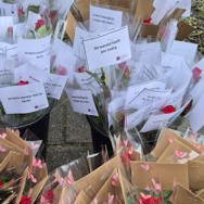 Twee rozen: één voor jezelf, en één om weg te geven aan een ander