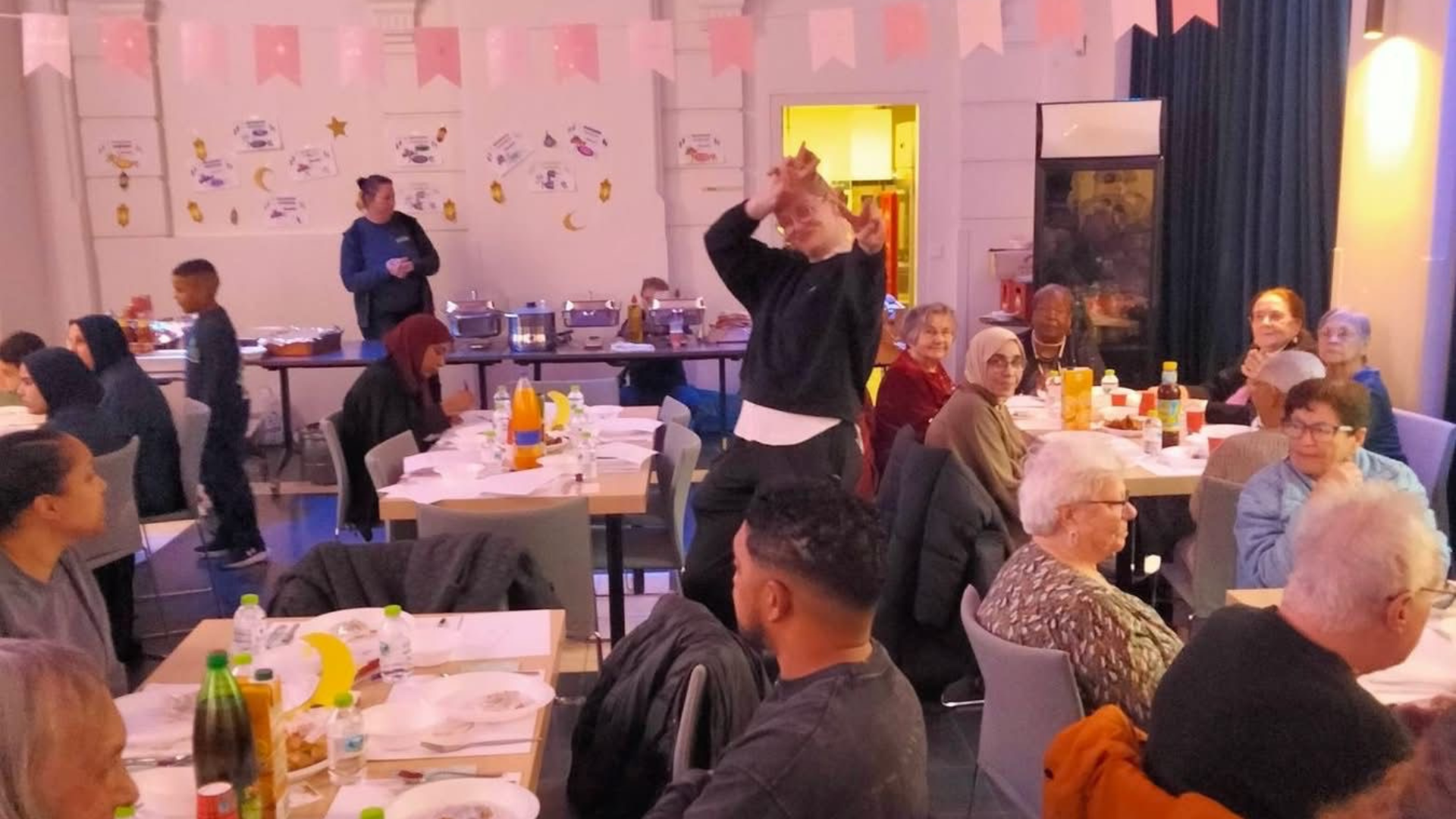 Samen aan tafel: Iftar verbindt bewoners in De Esch, Rotterdam