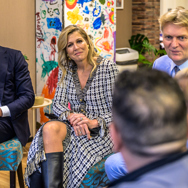 Koningin Máxima bezoekt Buurthuis Kleurrijk in Zaandam-Oost