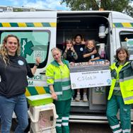 Kinderwijkraad Staatsliedenbuurt haalt ruim €5600 op voor Dierenambulance Amsterdam