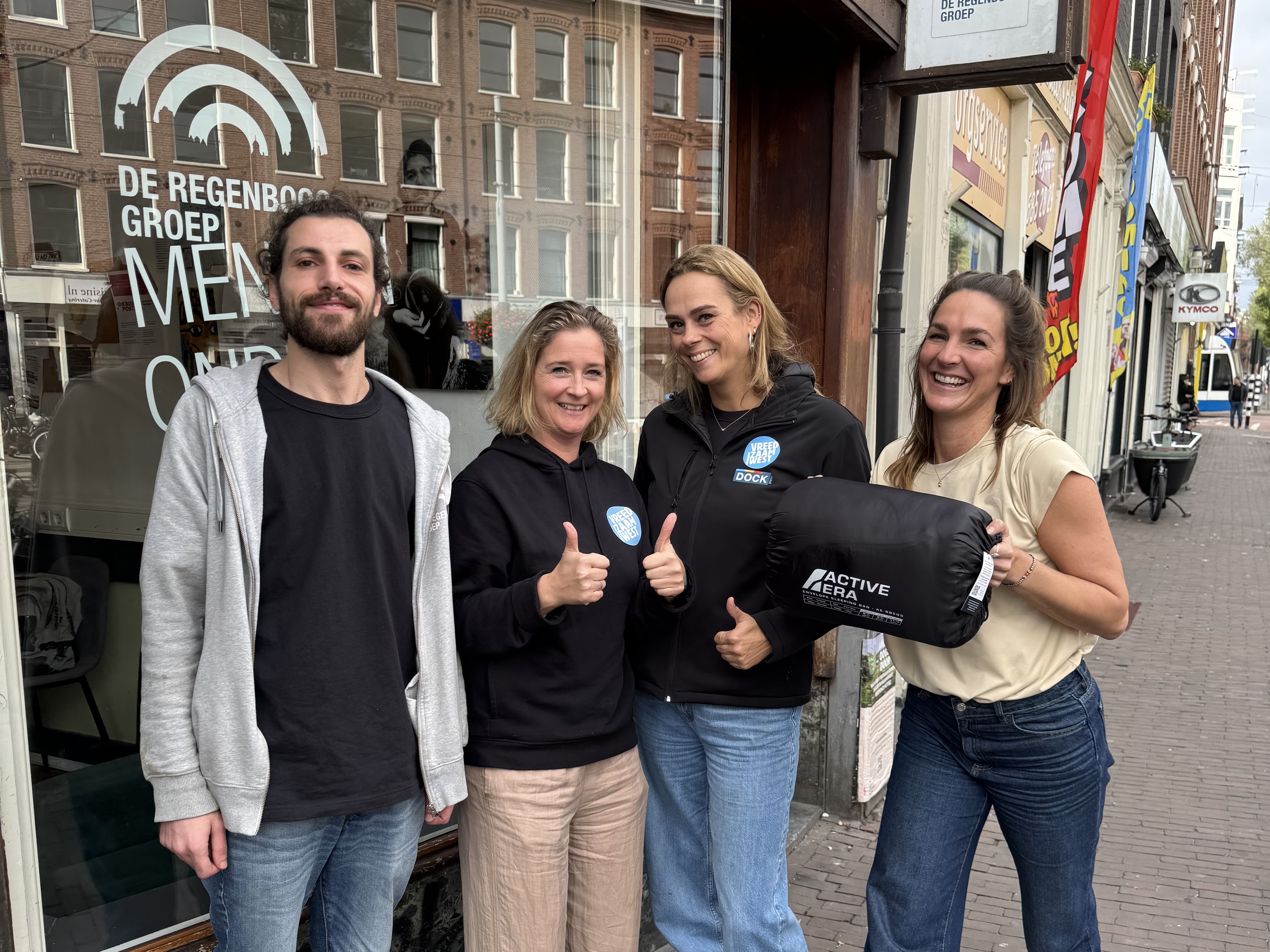 Kinderwijkraad De Baarsjes doneert 20 survival kits voor daklozen aan Regenbooggroep