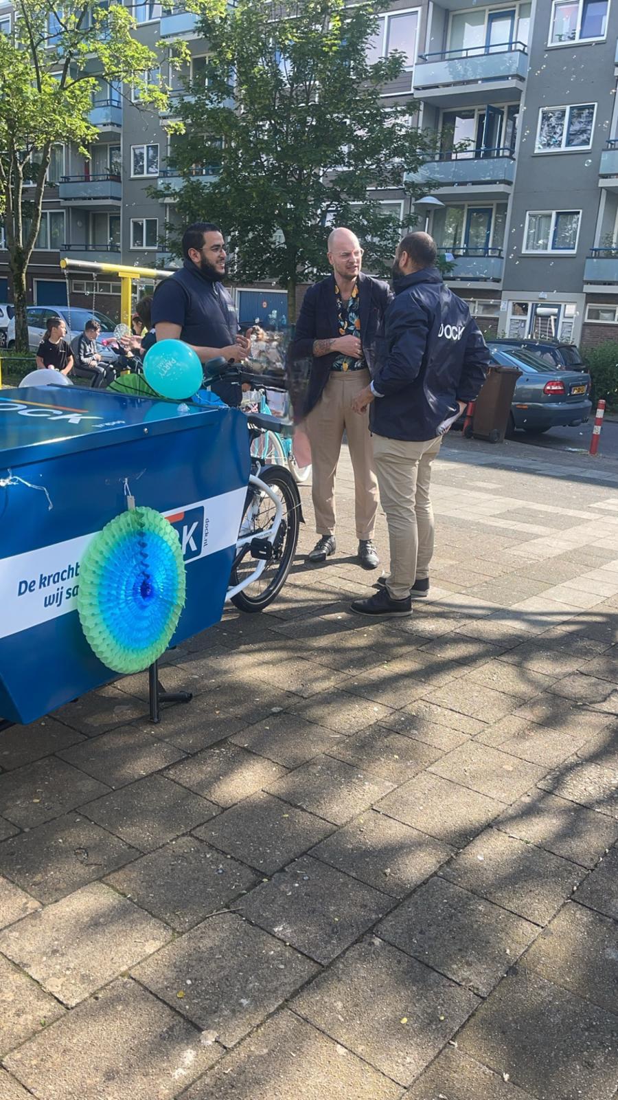 Elektrische bakfiets DOCK feestelijk in ontvangst genomen in Kanaleneiland