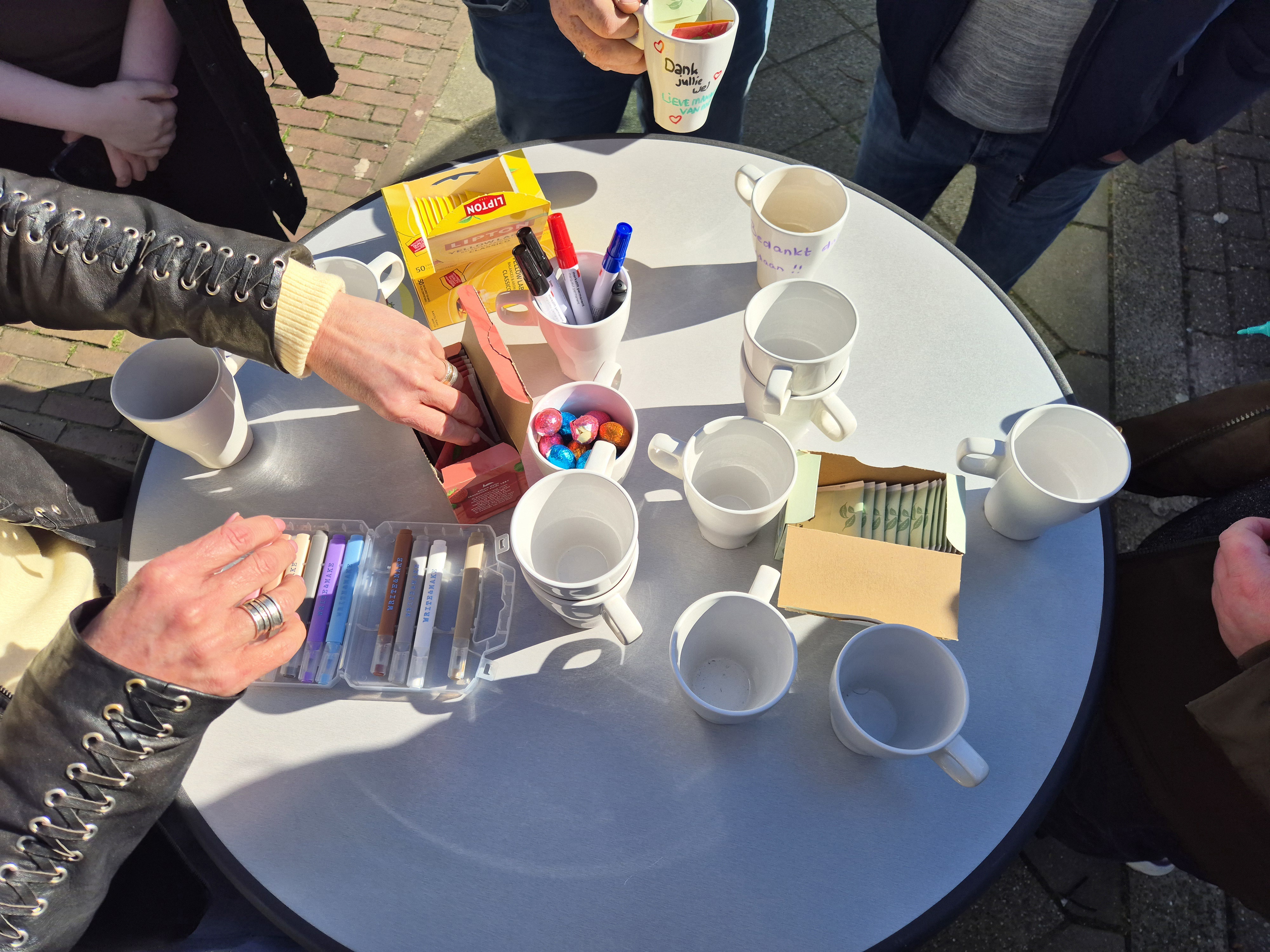 Met complimentenmokken Schiedam in voor Nationale Complimentendag