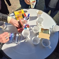 Met complimentenmokken Schiedam in voor Nationale Complimentendag