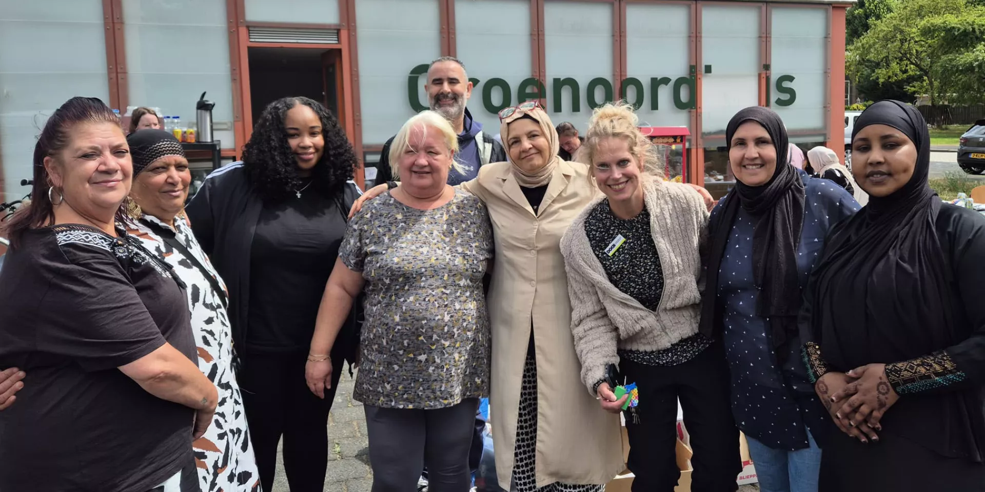 De vrijwilligers van de kledingbank Groenoord tijdens de feestelijke heropening
